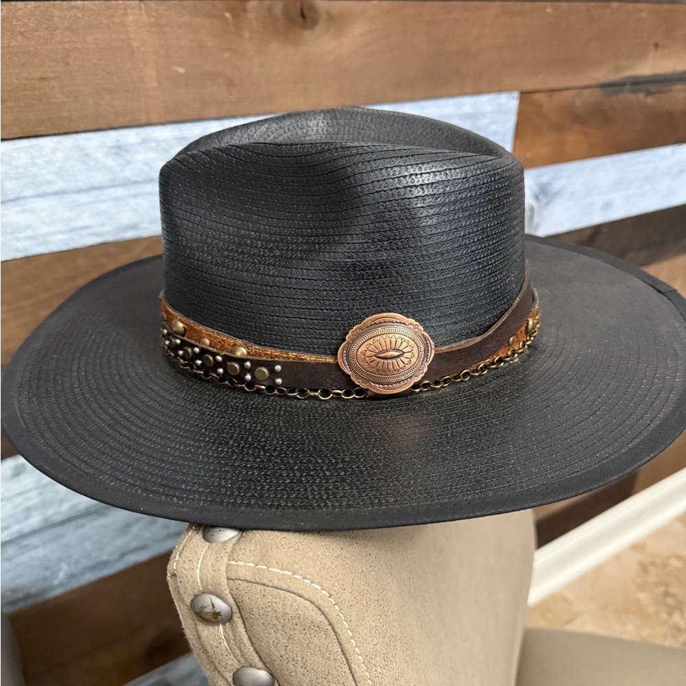 NWOT Women’s Black Leather Hat with Brown Band
